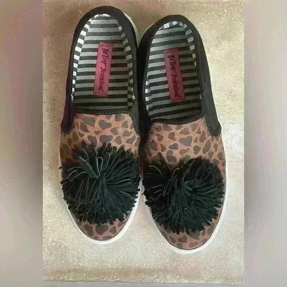Betsy Johnson Dahni black, leopard slip on sneaker with Pom Pom; size 6.5 - Picture 2 of 4